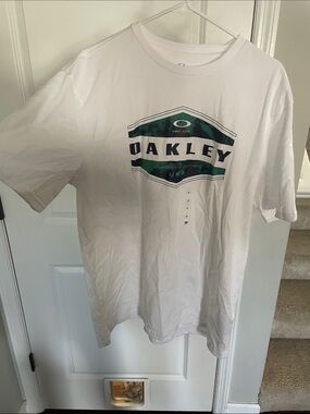 Men’s Oakley White Short Sleeve T-Shirt with Green and Black Logo XL